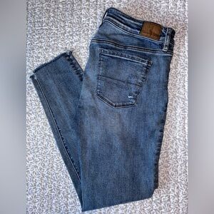 Women’s American Eagle Super Stretch Jegging  8R. Distressed. New without tags